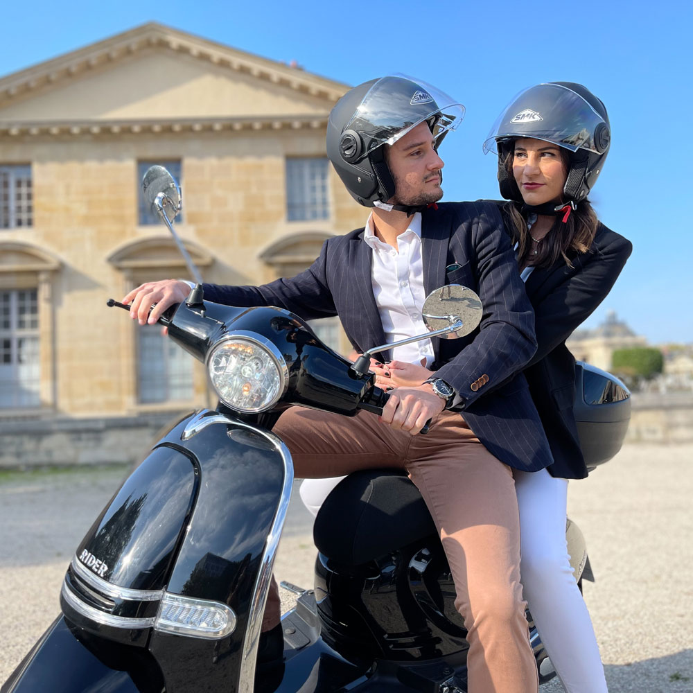 couple sur un rider 5000W 2022 en gros plan