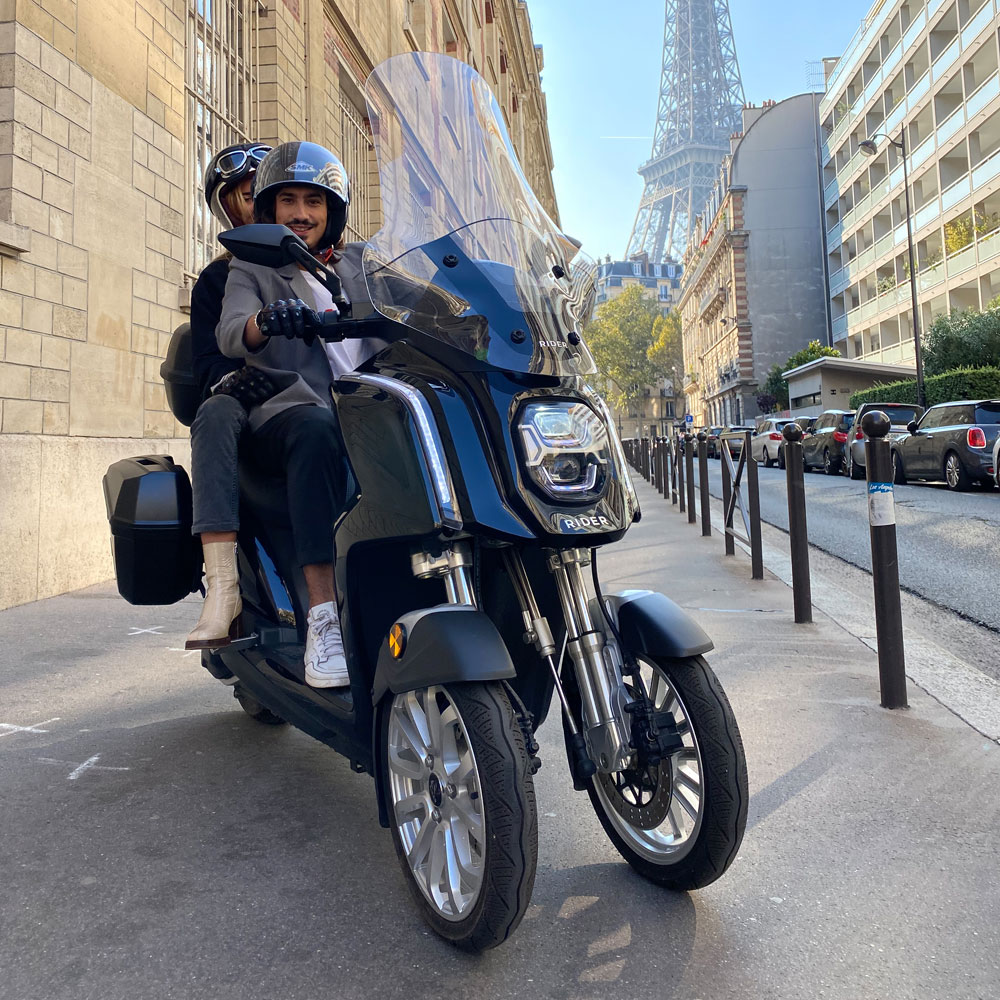 couple sur un rider 3r 2022 dans les rues de Paris