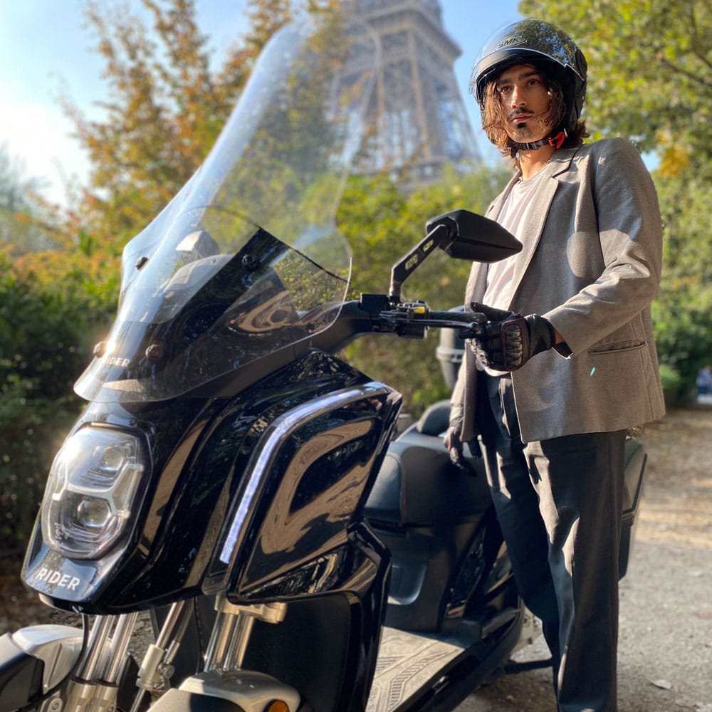 jeune homme près du rider 3rs+ près de la tour eiffel